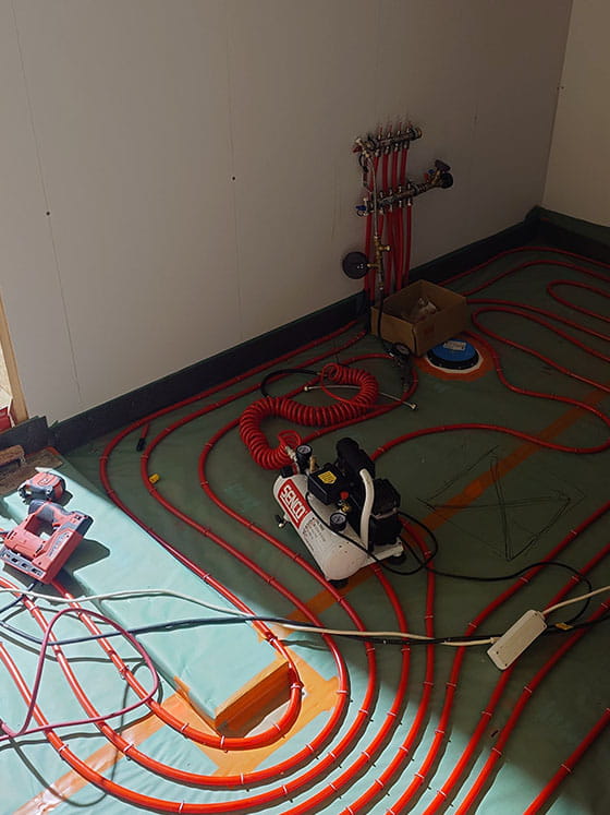 Hurja remontti hevostallin lattialämmitys