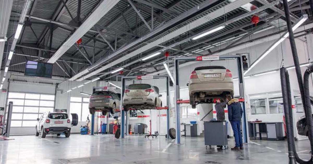 Säteilypaneelit korkeassa hallissa