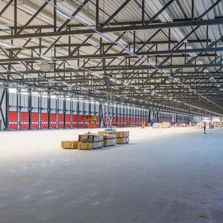 Lämmityspaneeli logistiikkahallissa